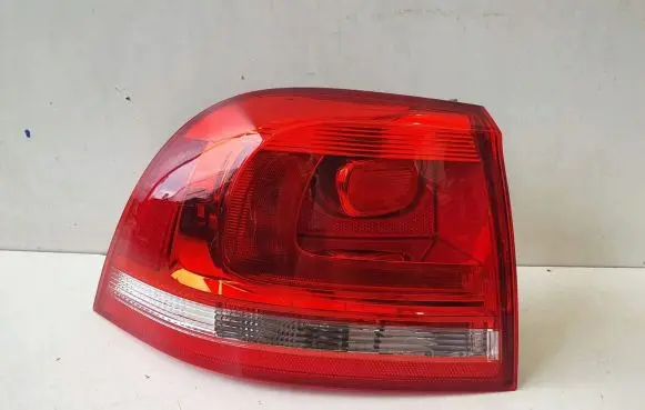 Volkswagen Touareg II Rear/tail lights 7P6945095