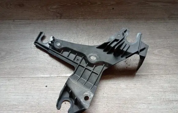 Volvo S60 Air filter cleaner box bracket assembly 30636575