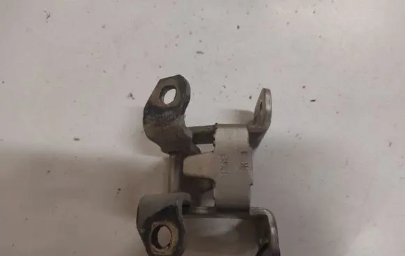 Suzuki Grand Vitara II Loading door lower hinge