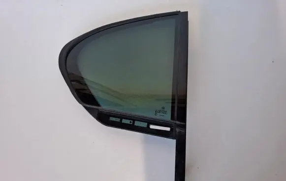 Rear vent window glass