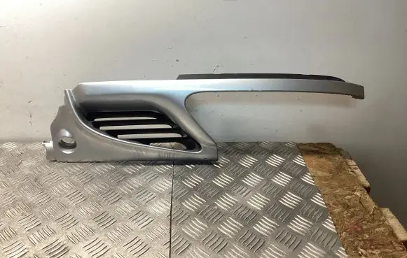 Renault Scenic I Front bumper upper radiator grill 7700834201