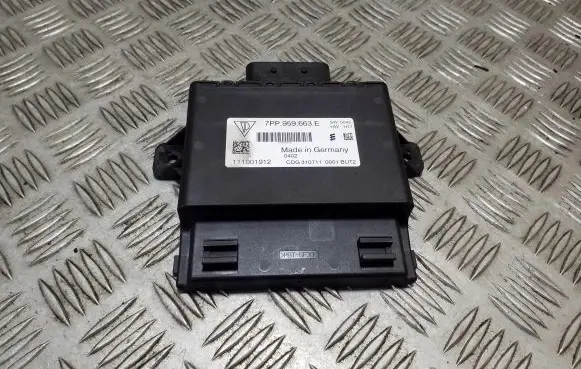 Volkswagen Touareg II Voltage converter/converter module 7PP959663E