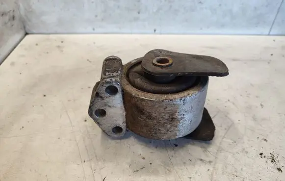 Volvo S40, V40 Engine mount bracket 3318040