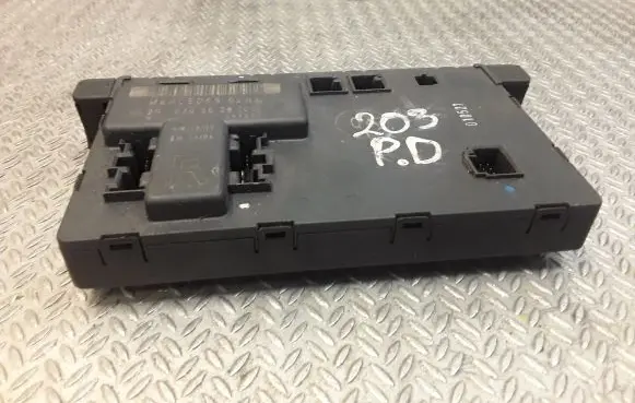Mercedes-Benz C W203 Door control unit/module 2038205626 A2038205626
