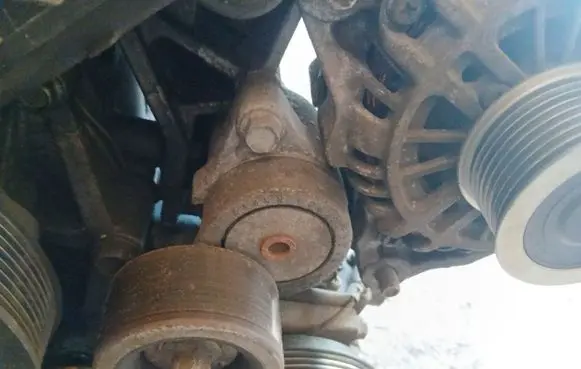 Mazda 6 Generator/alternator belt tensioner RF7J15980