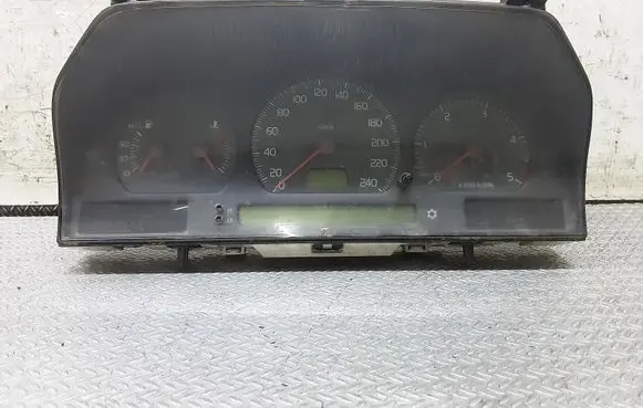 Volvo S70 V70 V70 XC Speedometer (instrument cluster) 9168144