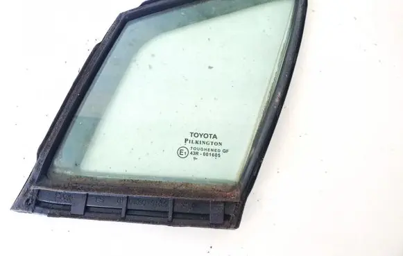 Toyota Avensis T270 Front door vent window glass four-door 6821605010 68216-05010