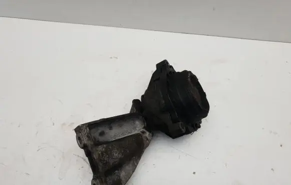 Radiator mount bracket