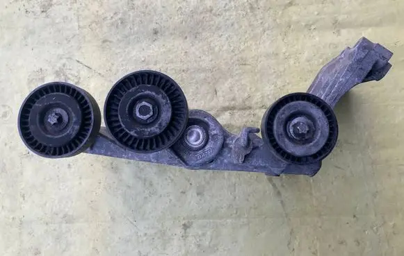 Mercedes-Benz B W245 Generator/alternator belt tensioner A2662000670