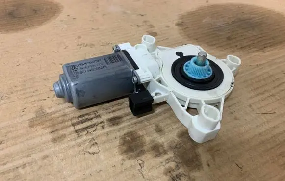 Mercedes-Benz CLA C118 X118 Front door window regulator motor