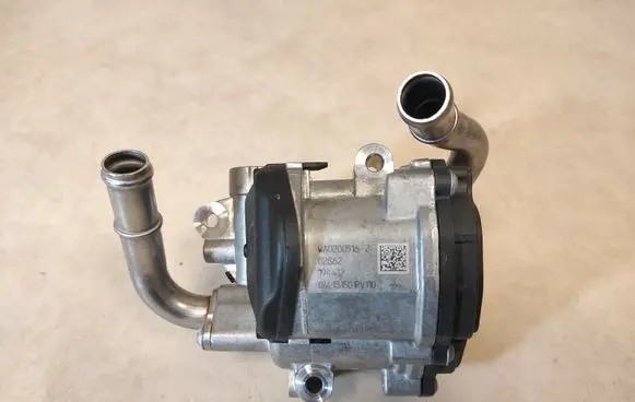 Volkswagen Tiguan EGR valve 04L131501AD