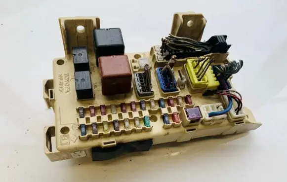 Toyota Avensis Verso Fuse box set 8922144030 89221-44030