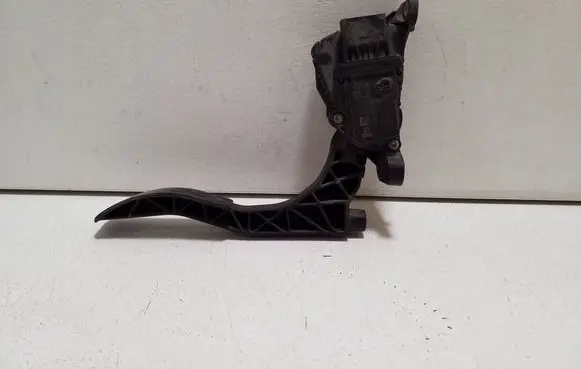 Accelerator throttle pedal