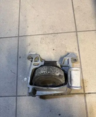 Mazda 6 Engine mount bracket