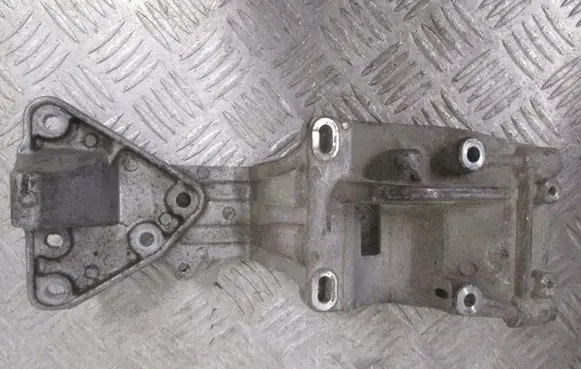 Volvo V70 Engine mount bracket 31251652