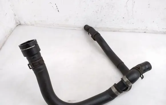 Engine coolant pipe/hose