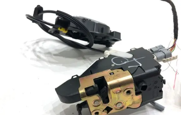 Citroen C4 I Front door lock 9683417180