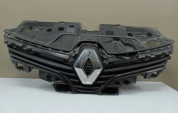 Renault Clio IV Front bumper upper radiator grill 