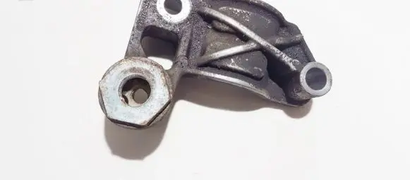 Engine mounting bracket