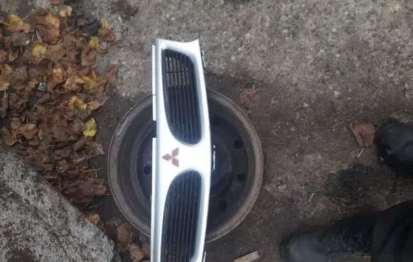 Mitsubishi Carisma Front bumper upper radiator grill