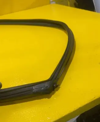 Toyota Corolla Verso AR10 Rubber seal front door window/glass 
