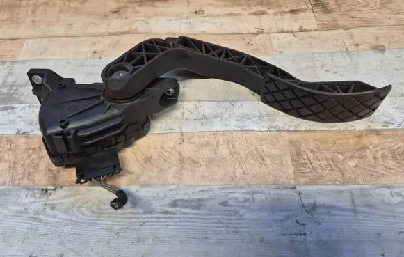 Volkswagen PASSAT B5.5 Accelerator throttle pedal 8D1721523J 6PV00837603 8D1721523