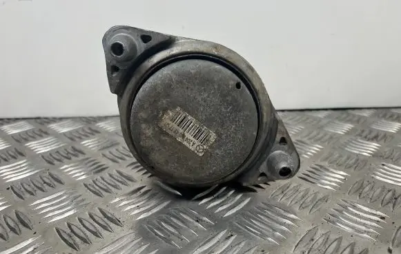 Mercedes-Benz C W204 Engine mount bracket A2042404917