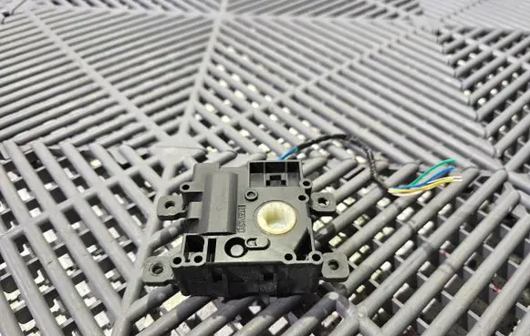 Toyota Prius (XW50) Air flap motor/actuator 0638002031