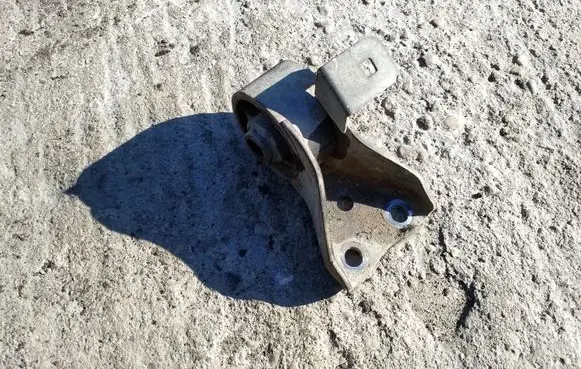 Mazda 323 Engine mount bracket