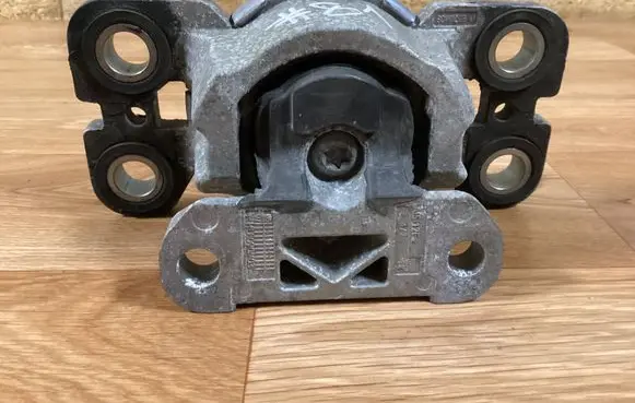 Volvo V70 Engine mount bracket 6G927M121