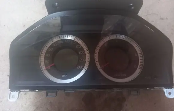 Volvo V70 Speedometer (instrument cluster) 31270901AA