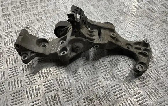 Opel Astra J Generator/alternator bracket 552805537