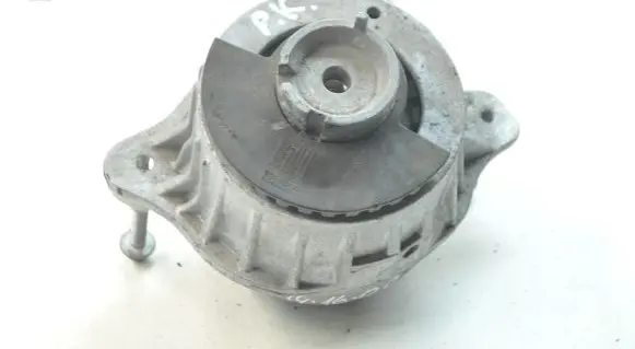 Mercedes-Benz C W205 Engine mount bracket