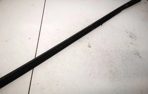 Seat Leon (1P) Front door glass trim molding 1P0837471
