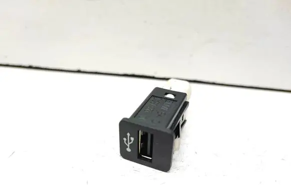 BMW X1 E84 USB socket connector 9237656