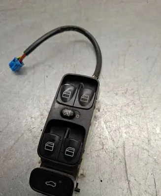 Mercedes-Benz C W203 Electric window control switch 501955 A2038210679