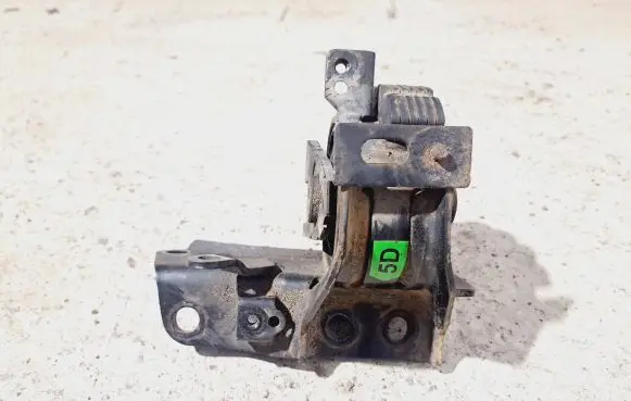 Toyota Corolla Verso AR10 Engine mount bracket