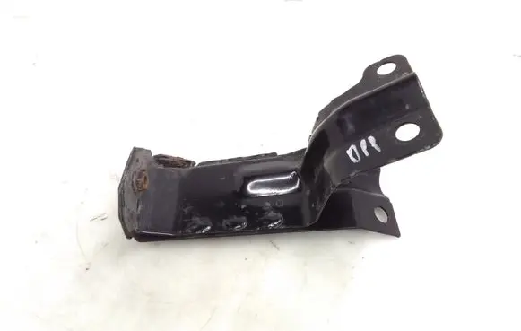 Volvo XC70 Radiator mount bracket 