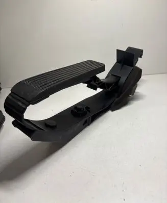 Mercedes-Benz C W203 Accelerator throttle pedal A2113000404