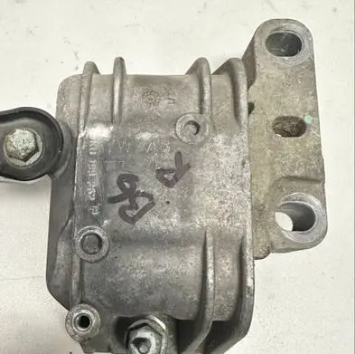 Volkswagen PASSAT CC Engine mount bracket 1K0199262