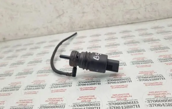 Volkswagen PASSAT B5.5 Windscreen/windshield washer pump 1J5955651