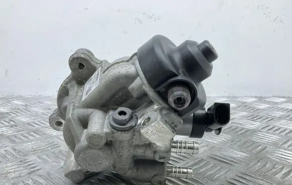 Skoda Octavia Mk3 (5E) Fuel injection high pressure pump 04L130755D
