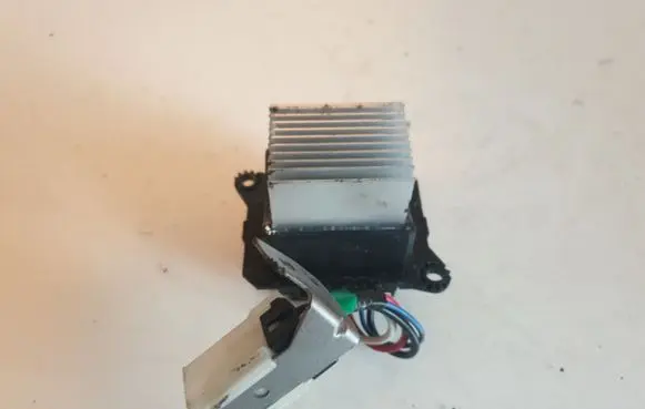Subaru Impreza III Heater blower motor/fan resistor T1001553N