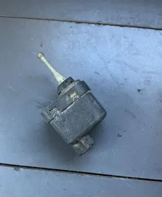 Headlight level adjustment motor