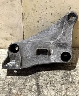 Engine mounting bracket