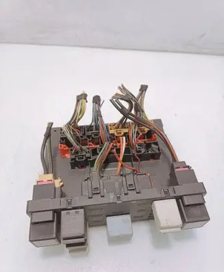 Volkswagen Touran I Fuse module 3C0937049E 05971559 F005V00526