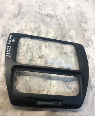 Volkswagen Jetta VI Radio/GPS head unit trim 5c6858071a
