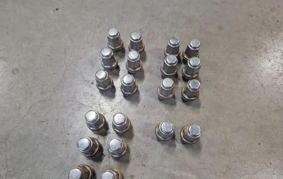 Toyota Hilux (AN10, AN20, AN30) Nuts/bolts 