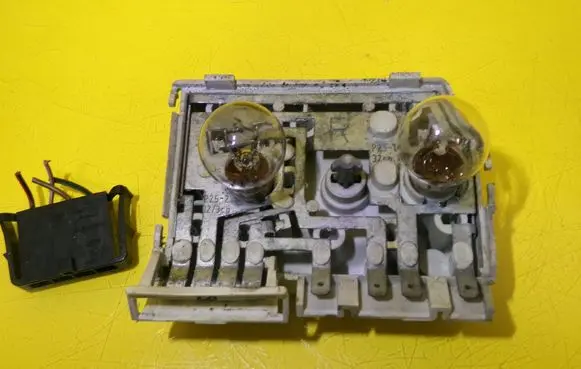 Audi 80 90 B3 Tail light bulb cover holder THK81