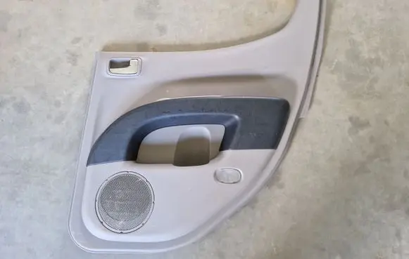Mitsubishi L200 Rear door card panel trim